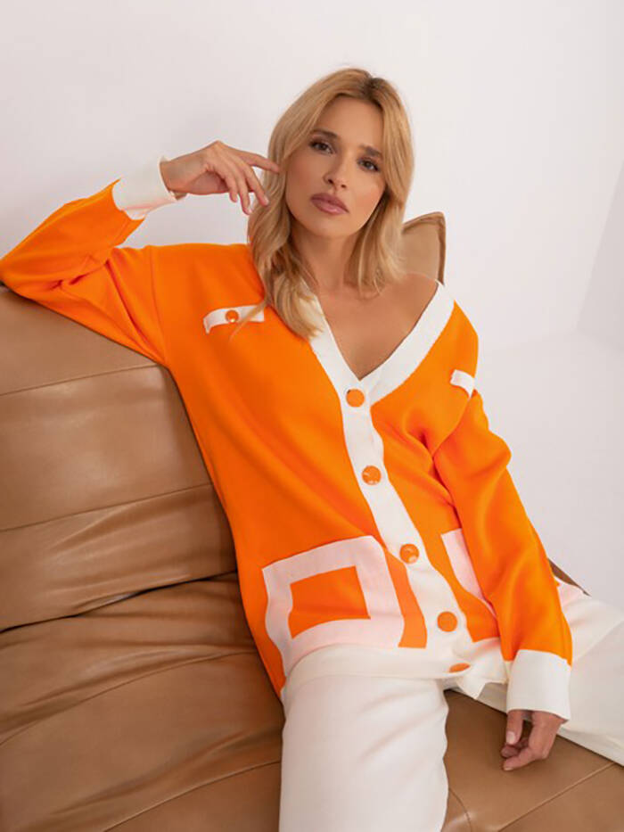 Pomarańczowy sweter z szerokimi spodniami