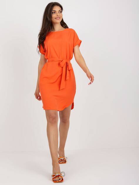 Prosta pomarańczowa sukienka z wiązanym paskiem